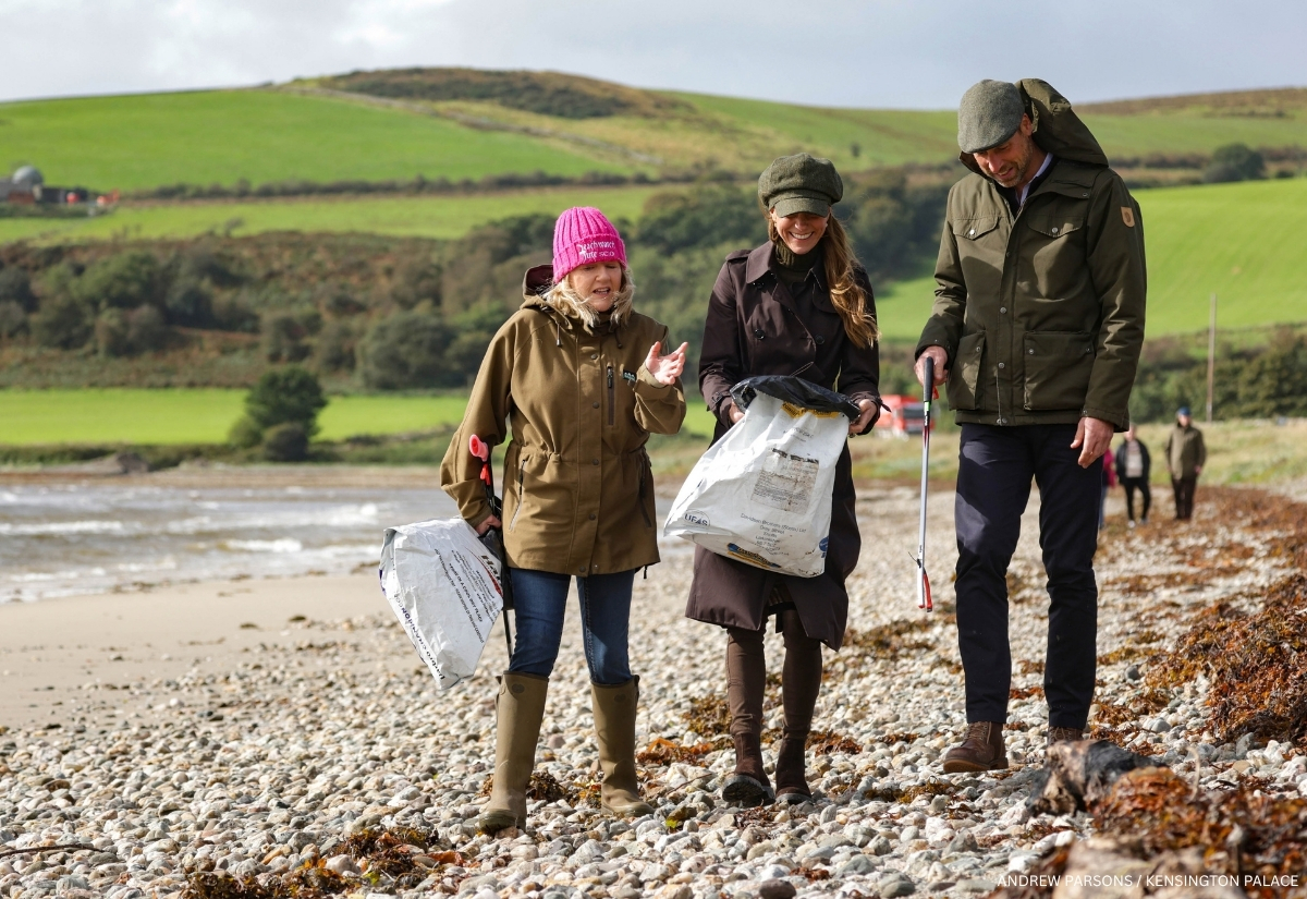 Prince William and Kate Middleton collecting litter with a Beachwatch Bute volunteer at Ettrick Bay