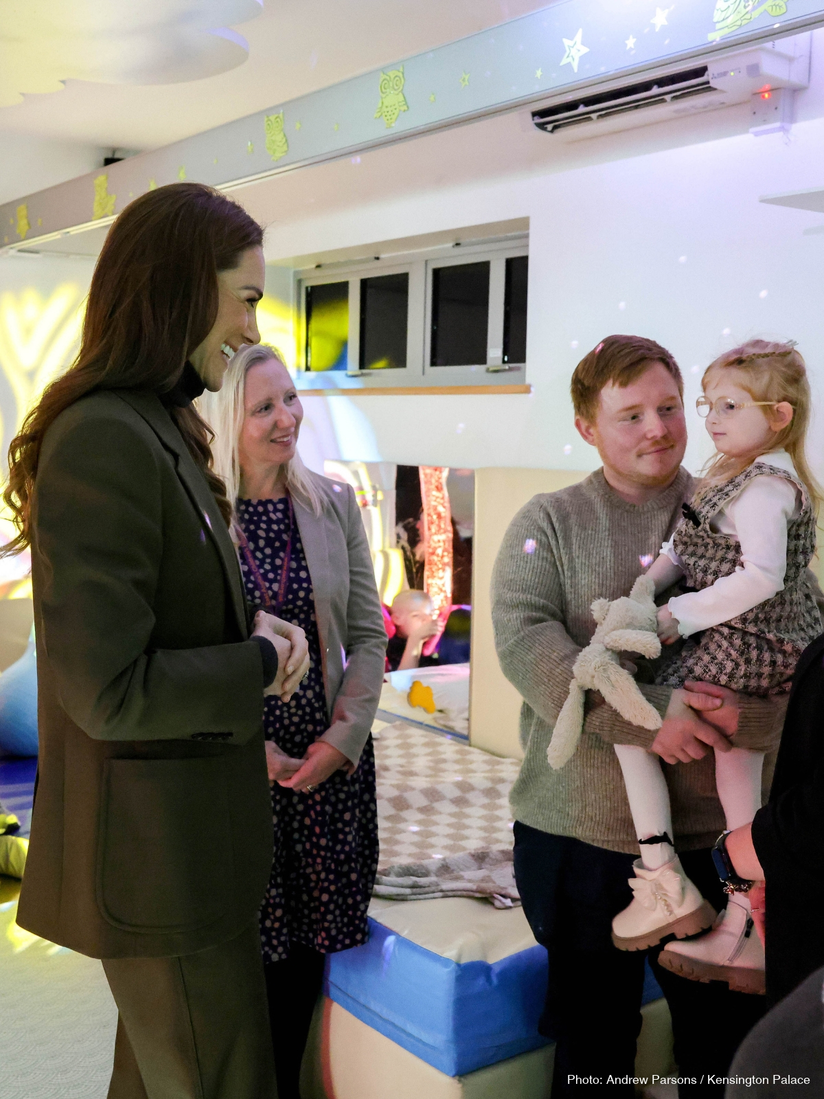 Kate Middleton meeting a family in the sensory room at The Treehouse