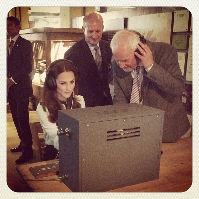deciphers a morse code message using a replica radio that was used at Bletchley Park during #WWII