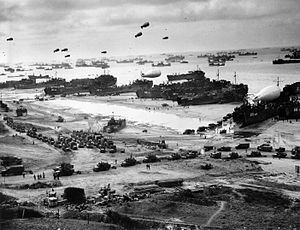 Tank landing ships unloading supplies on Omaha Beach, preparing for the break-out from Normandy © Wikimedia