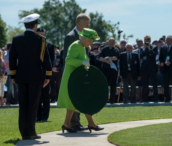 The Queen laying a wreath, via What Kate Wore. © Corporal Jamie Peters RLC, Crown copyright
