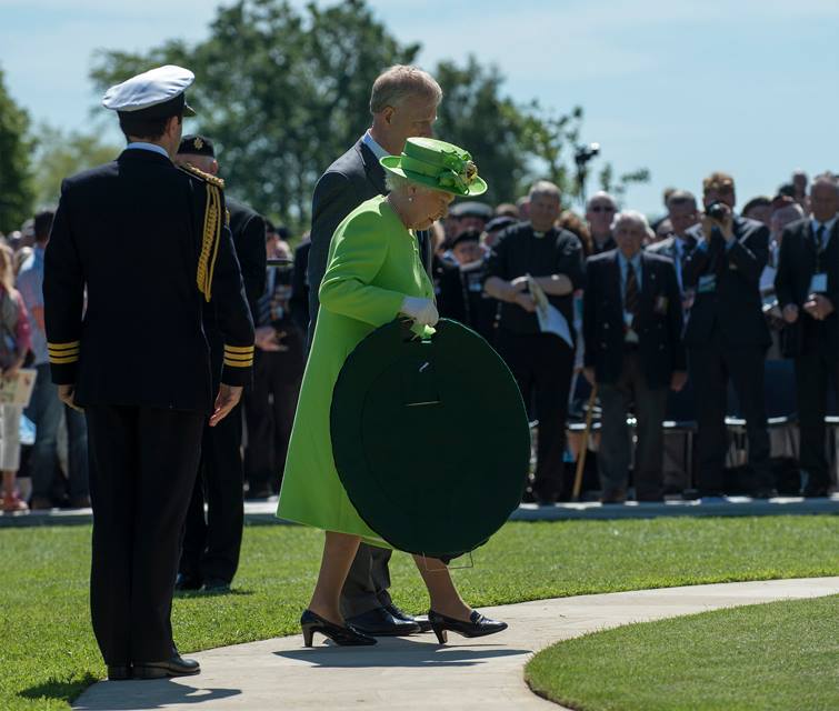 The Queen laying a wreath, via What Kate Wore.  © Corporal Jamie Peters RLC, Crown copyright