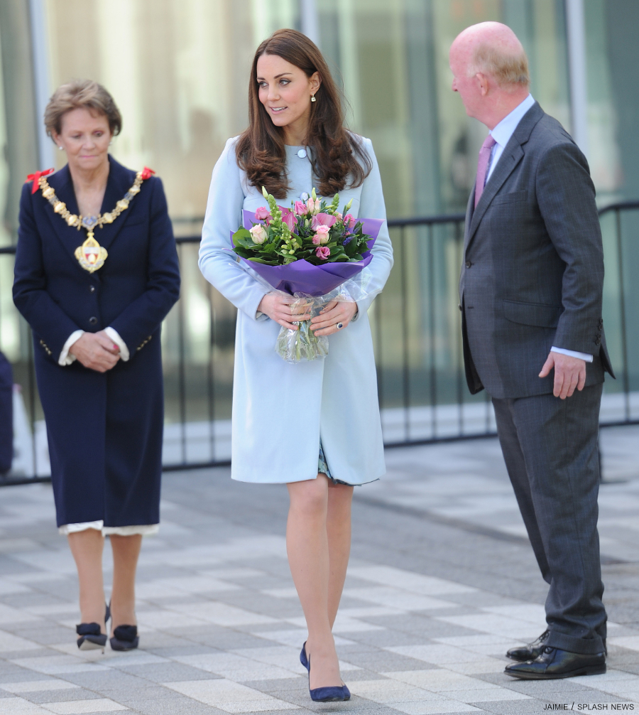 Pregnant Kate in baby blue for Kensington engagements