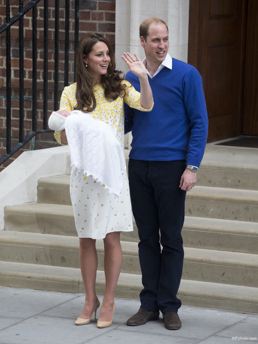 Kate Middleton, Prince William and Baby Princess Charlotte as a newborn, posing outside the Lindo Wing