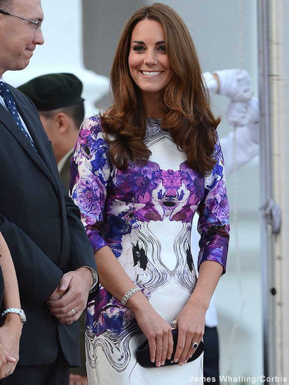 Kate Middleton carries the Anya Hindmarch maud clutch in Sinapore, during the royal tour