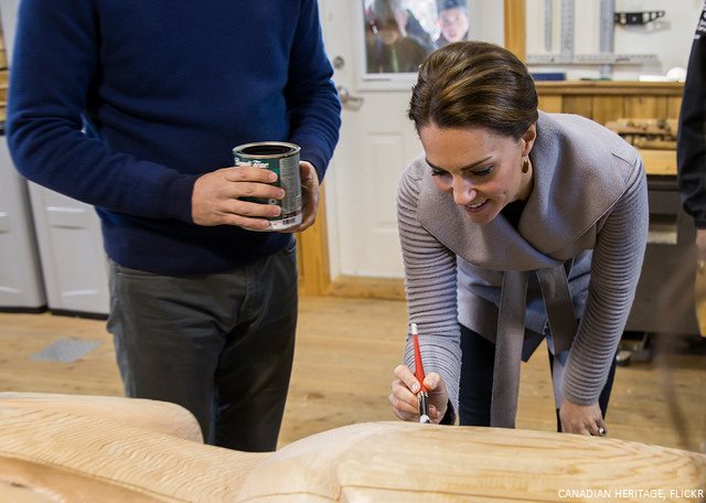 Kate Middleton paints and eye on a totem pole