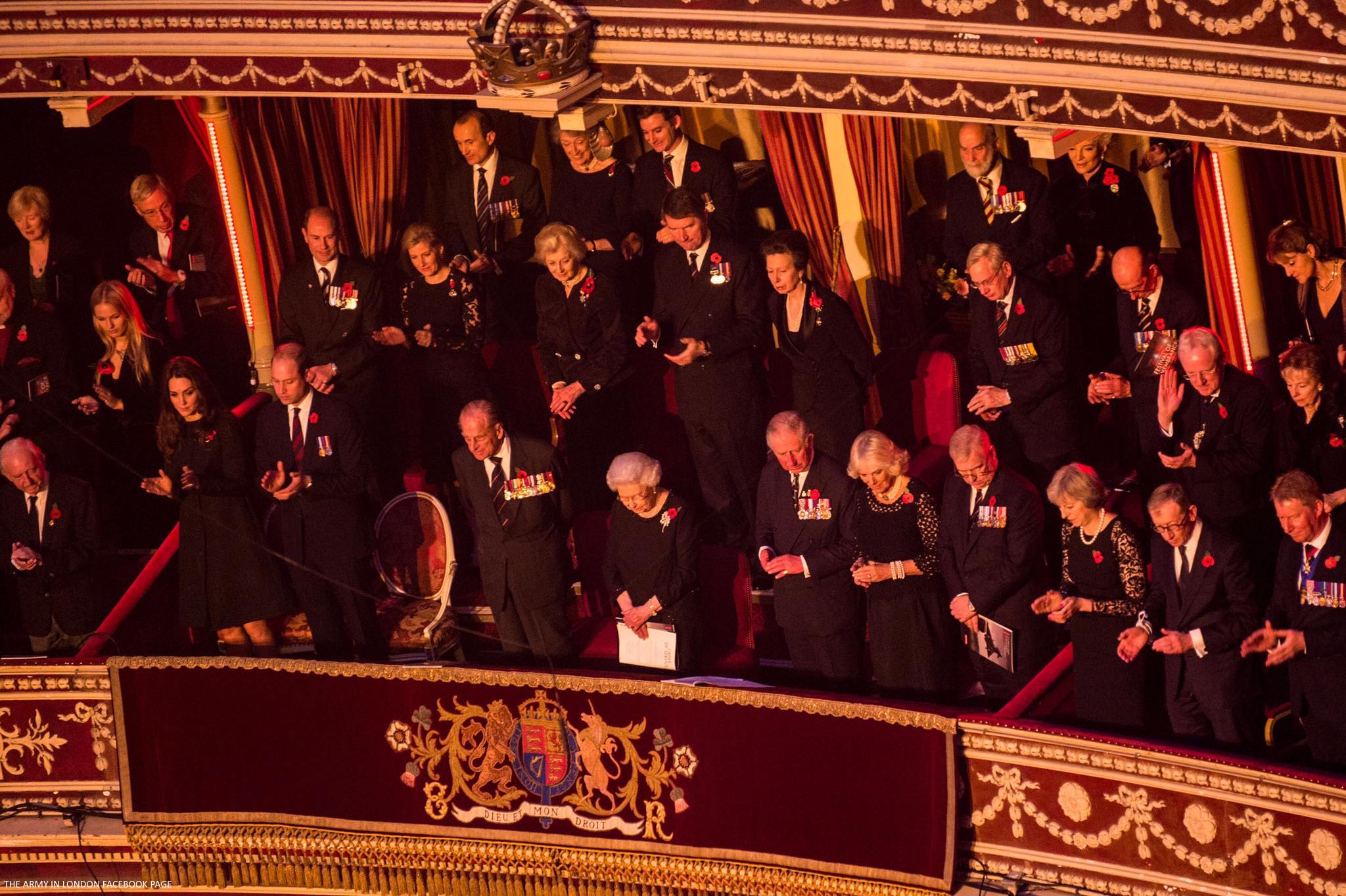 kate-middleton-festival-remembrance-2016-balcony