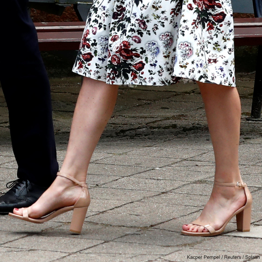 Shetland Ongelofelijk dutje Kate Middleton Stuart Weitzman NearlyNude Sandals