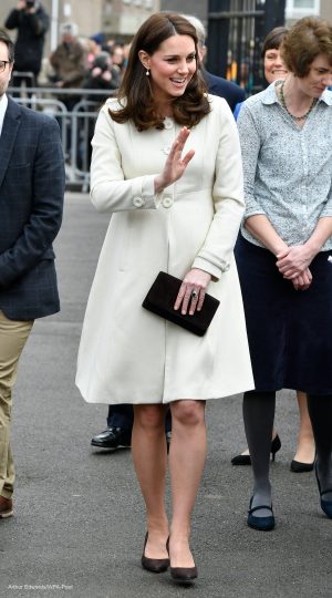 Kate wears cream coat to see the work of Family Links at primary school ...