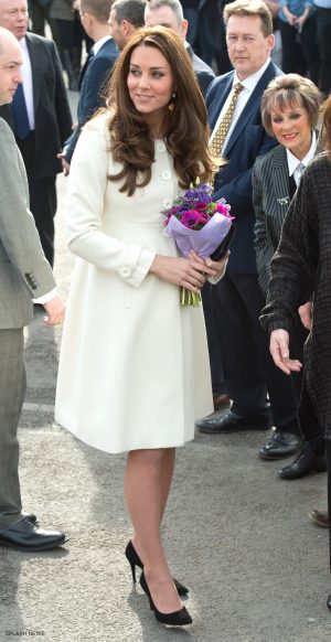 Kate wears cream coat to see the work of Family Links at primary school ...