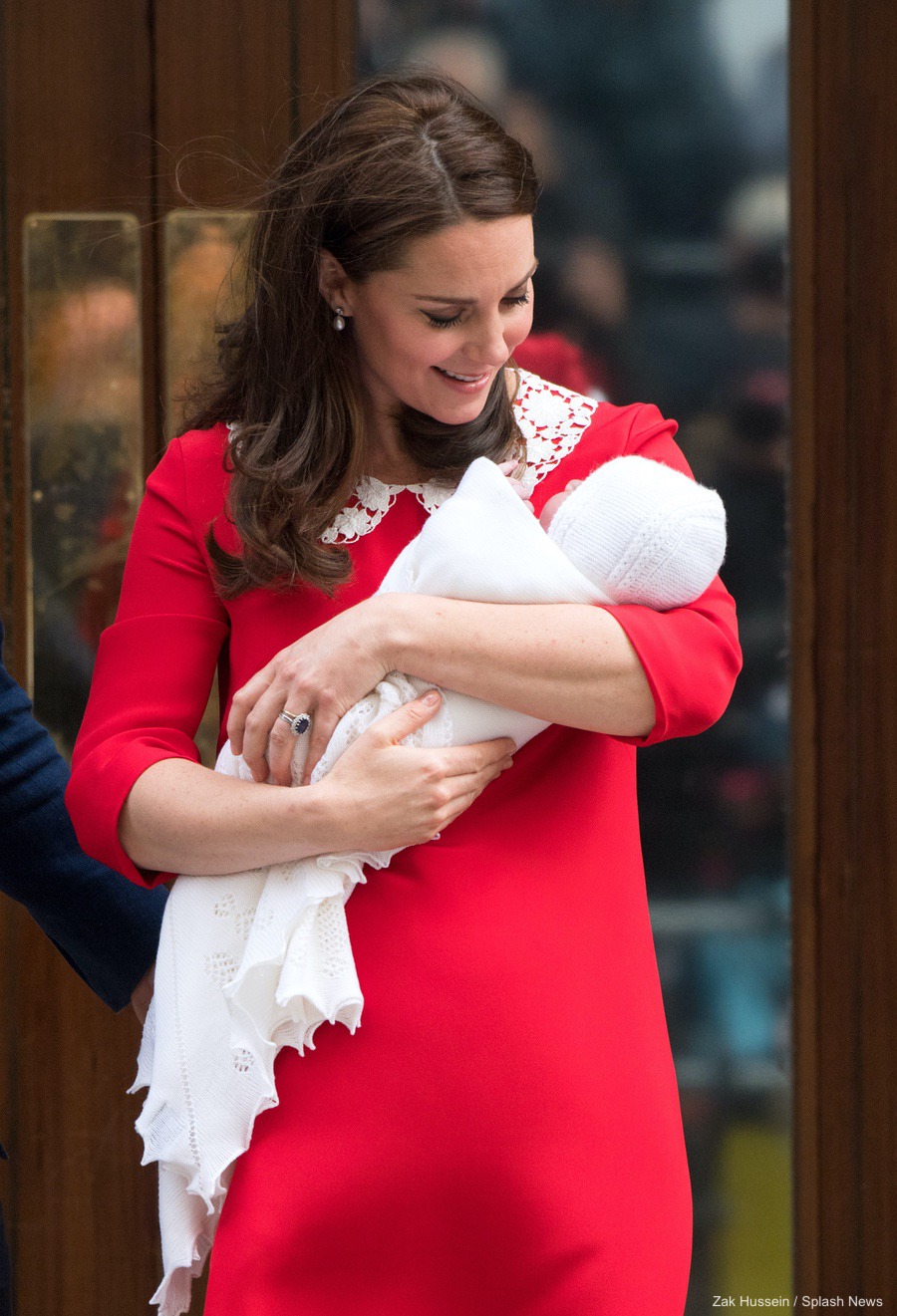 Baby Cambridge! The new royal baby is the heaviest born in 100 years! Kate cradles the newborn whilst wearing a red dress.