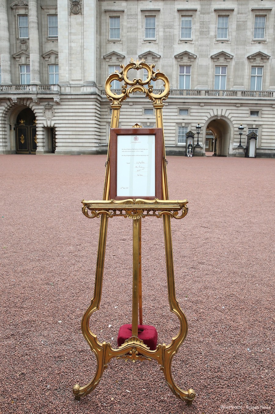 Royal Baby annoucement outside of Buckingham Palace