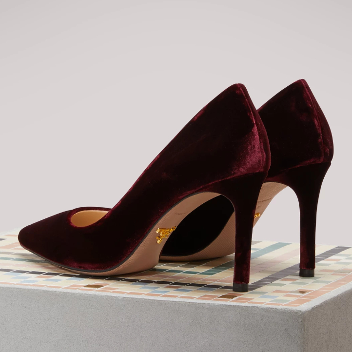 They feature an elegant pointed toe and a 3.5" inch heel.