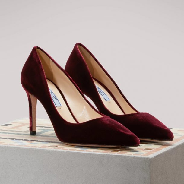 They feature an elegant pointed toe and a 3.5" inch heel.