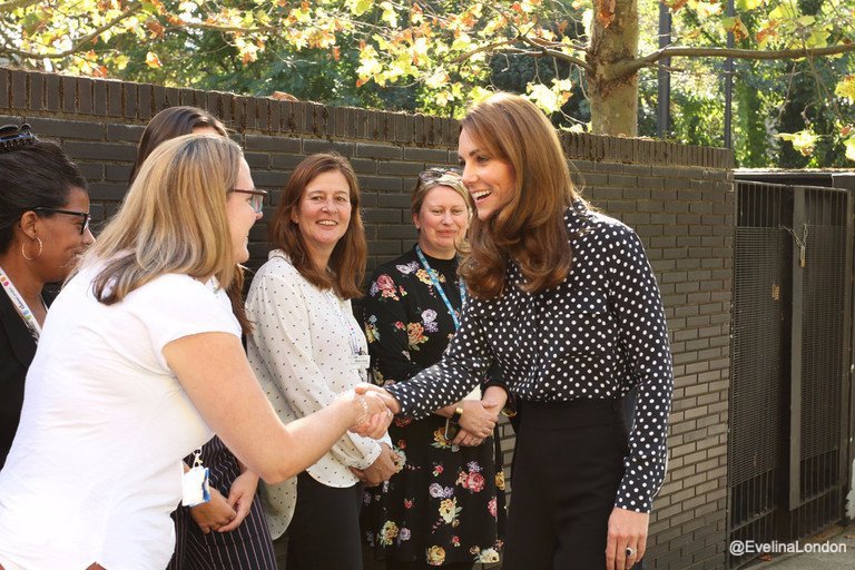 Kate looks smart-chic for Family Nurse Partnership visit