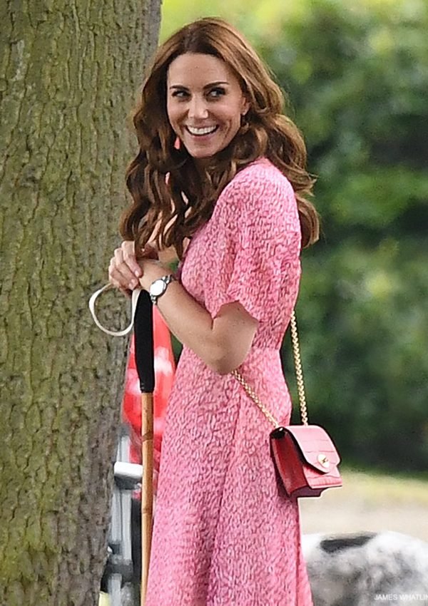 Kate Middleton wearing a red Mulberry bag