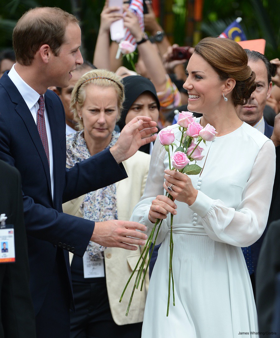 Kate Middleton wears a blue Beulah dress to visit mosque ...