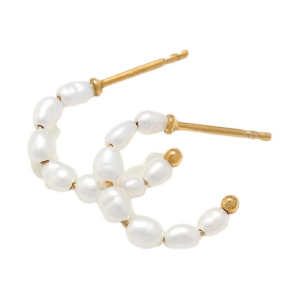 Ggold pearl hoop earrings by Mejuri possibly worn by Kate Middleton