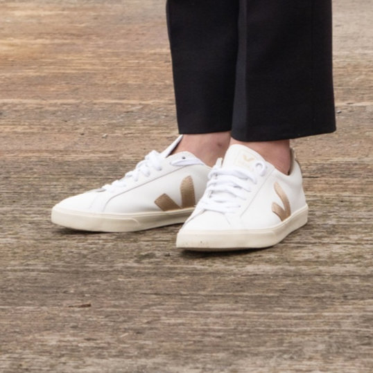 Kate Middleton wearing the VEJA Esplar low-top sneakers in white and ...
