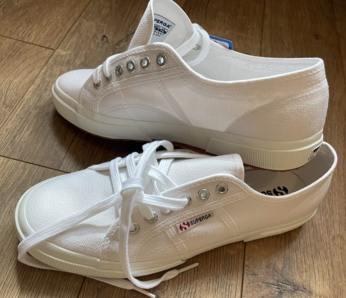 Superga cheap plimsolls white