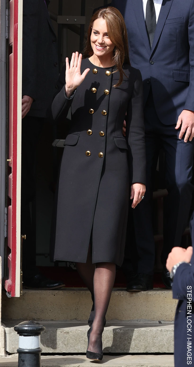 Vaarwel feedback glas Kate Middleton wears D&G Coat To Thank Windsor Volunteers