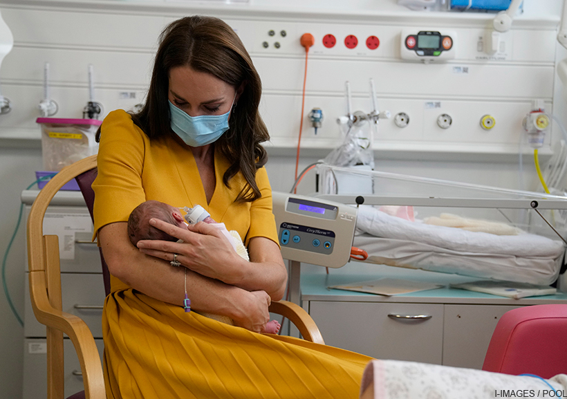 Kate Middleton holding baby Bianca in the hospital