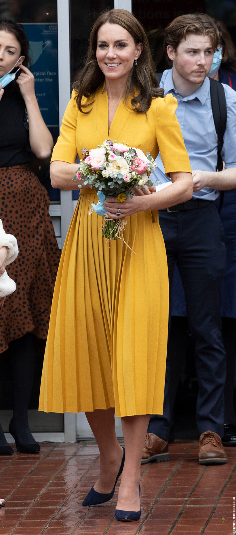 Kate Middleton wears cheery yellow dress to cuddle babies, chat with mums & talk maternal mental health