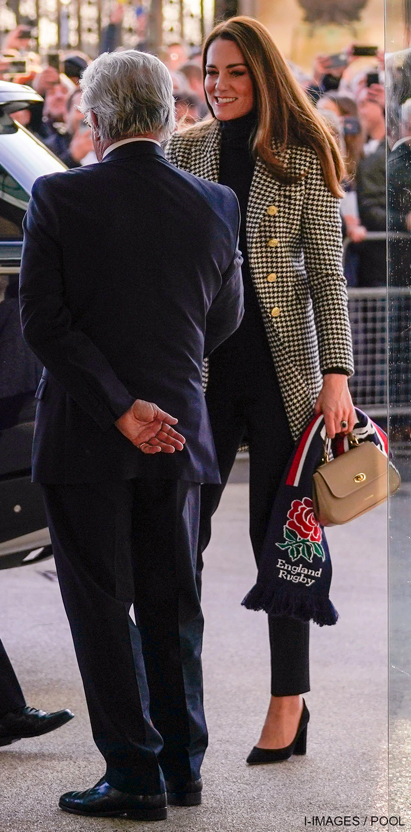Resume cabbage boat Kate Middleton carrying the Tusting Mini Holly Bag in Taupe