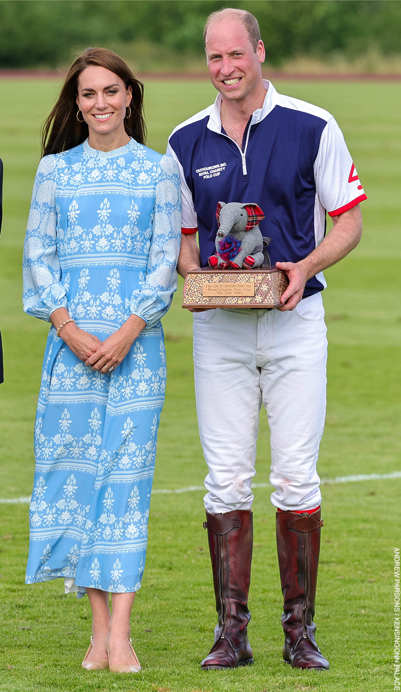 William and Kate at a polo match. Kate wears a beautiful blue printed maxi dress. She is the epitome of casual elegance 