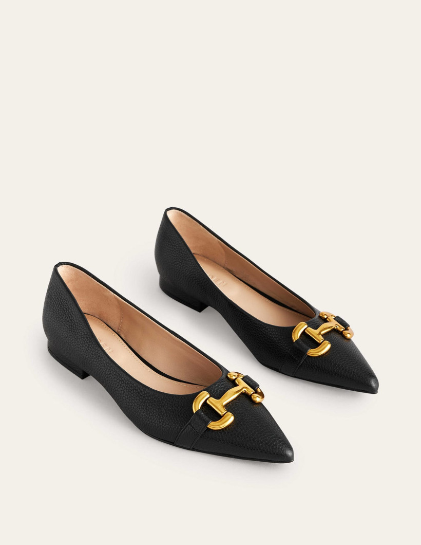 Black pointed flats with snaffle