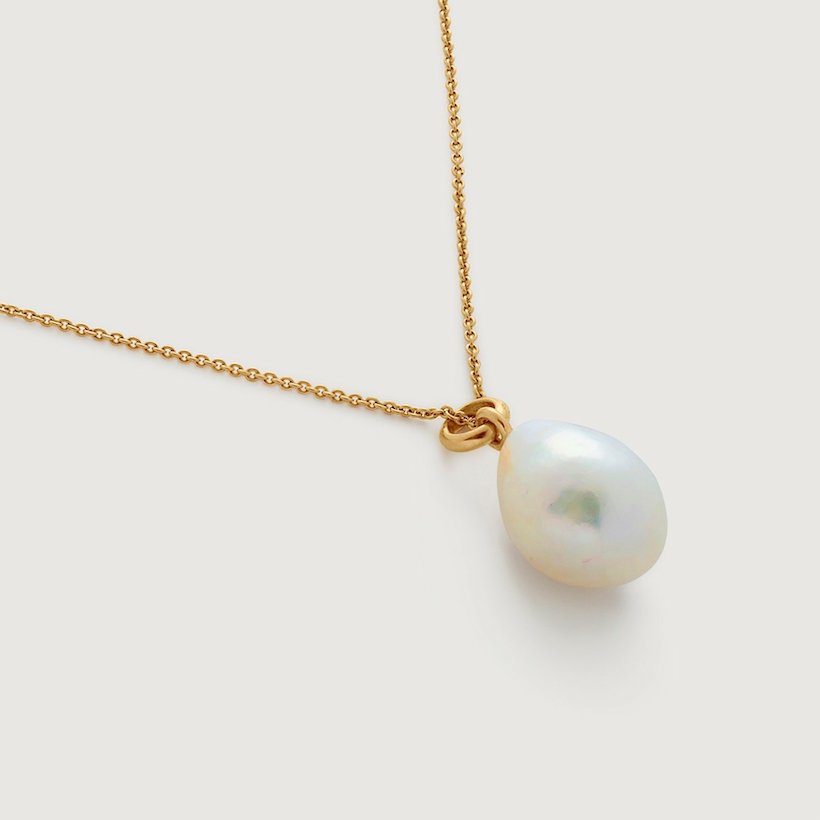 A close-up look of the Monica Vinader pearl necklace on the gold chain. 