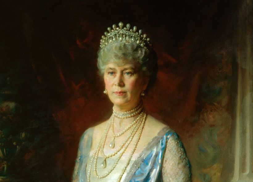 A painting of Queen Mary wearing the Lover's Knot Tiara with two rows of pearls.