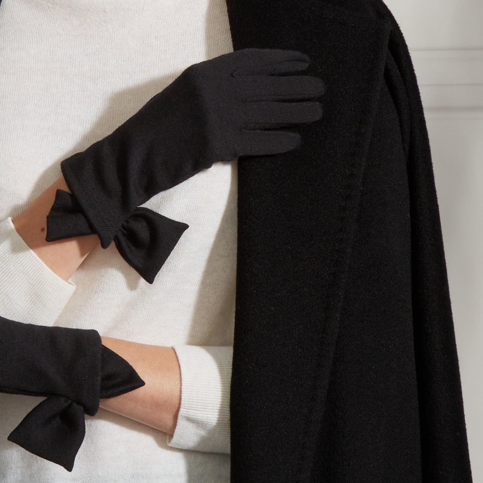 Black bow gloves