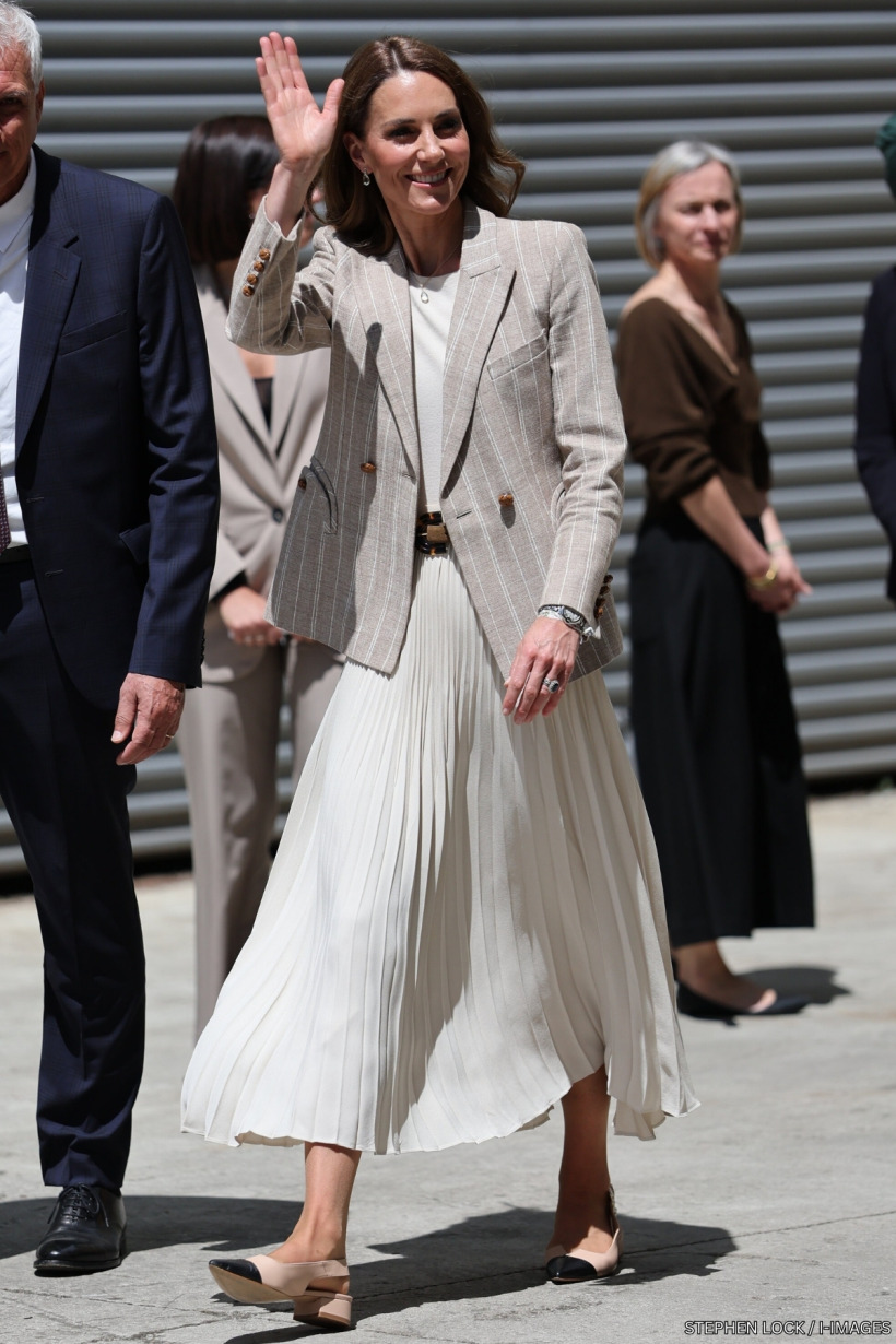 Full-length view of Kate Middleton in her beige pinstripe Blazé Milano blazer, ivory pleated Jenni Kayne skirt and two-tone Camilla Elphick slingbacks in Reggio Emilia.