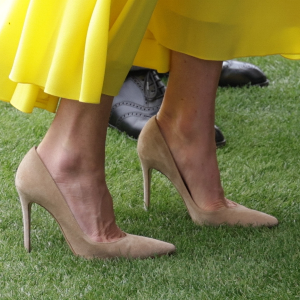 Kate Middleton wearing bisque suede Gianvito Rossi 'Gianvito 105' pumps