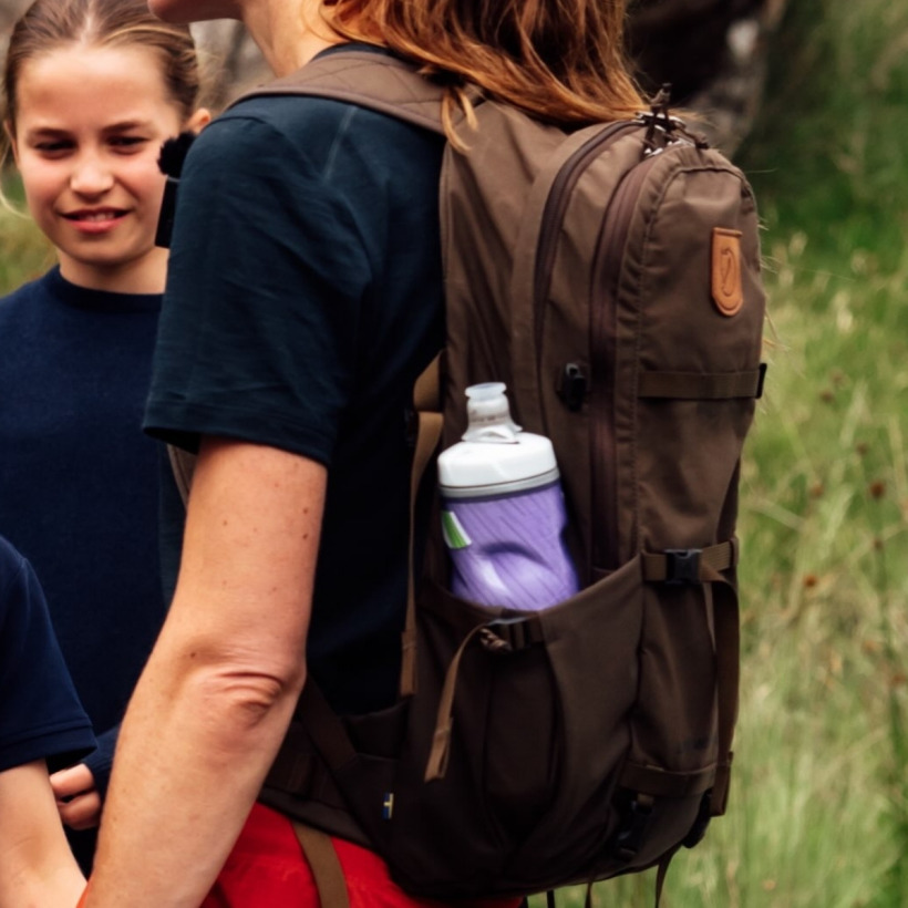 Kate Middleton carrying the Fjällräven Lappland Hike 15 daypack in dark olive